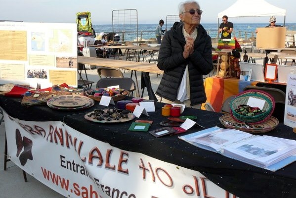 tenue de stand par l'une de nos bénévoles