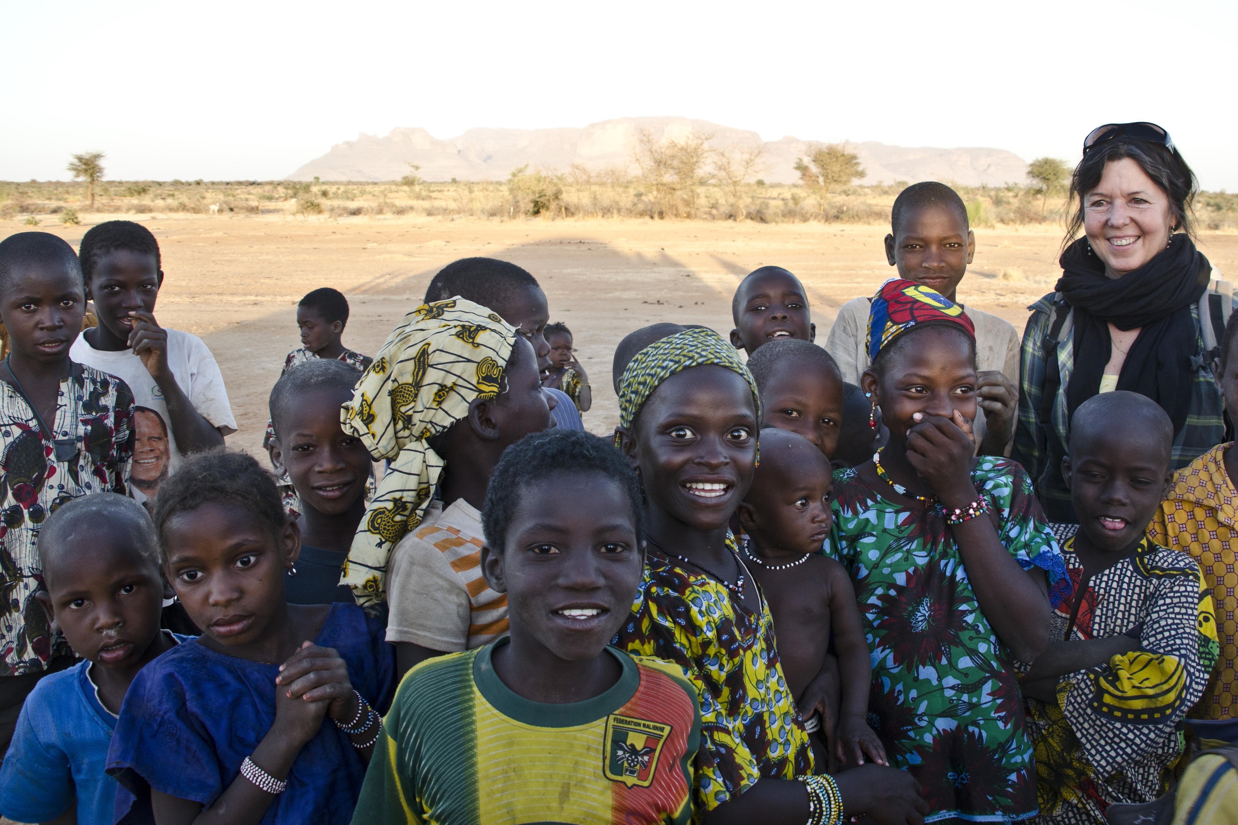Maya entourée d'enfants lors d'un voyage au Mali